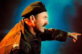 Gene Hackman – jako generał Sosabowski dowodzący nocną przeprawą żołnierzy na pomoc Brytyjczykom. Udział i poświęcenie Polaków oddano w tej symbolicznej scenie. Kadr z filmu „O jeden most za daleko”.