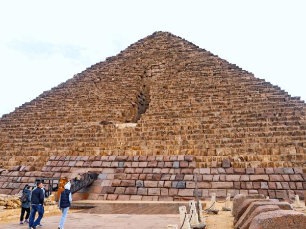 Północna ściana piramidy Mykerinosa z najlepiej zachowaną granitową okładziną. Egipcjanie rozpoczęli projekt, mający ją w całości odtworzyć.