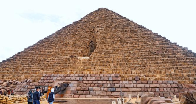 Północna ściana piramidy Mykerinosa z najlepiej zachowaną granitową okładziną. Egipcjanie rozpoczęli projekt, mający ją w całości odtworzyć.