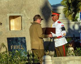 Ceremonia pogrzebowa Fidela Castro, 4 grudnia 2016 r. Po prawej Raul Castro.