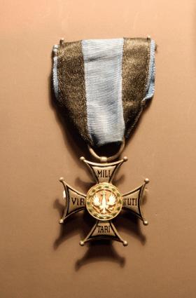 Krzyż Orderu Virtuti Militari noszony przez Marszałka