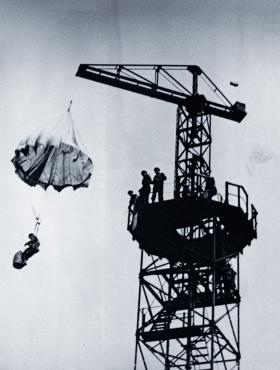 Trening na wieży spadochronowej w Largo House w Szkocji.