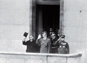 Balkon Kancelarii Rzeszy. Wizyta ministra spraw zagranicznych Japonii Matsuoki, Berlin, 1 marca 1941 r. Na zdjęciu z przodu: Yosuke Matsuoka, Adolf Hitler i ambasador Japonii Hiroshi Oshima.