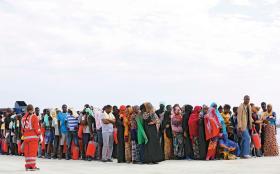Migranci, którzy na statku Lekarzy bez Granic dotarli z Afryki do Europy, czekają w sycylijskim porcie na przyjęcie do obozu przejściowego, sierpień 2015 r.