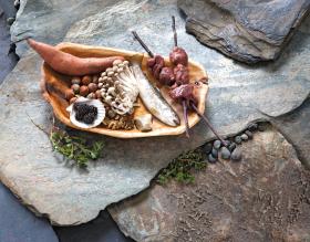 Obiad jaskiniowca: mięso, ryby, grzyby, orzechy, warzywa i owoce.