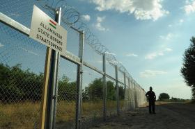 Płot na granicy węgiersko-serbskiej wzniesiony w związku z kryzysem migracyjnym w Europie.