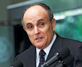 Rudy Giuliani, wiceprokurator generalny za rządów prezydenta Reagana, później burmistrz Nowego Jorku. Dzięki rozpoczętej przez niego kampanii przeciwko mafii schwytano jej najważniejszych przywódców.  Ta sprawa stała się dla niego trampoliną do kariery.