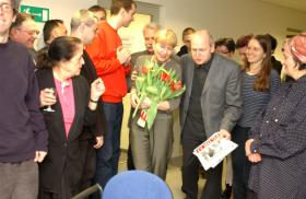 Okładki projektowane przez dyrektor artystyczną FORUM Małgorzatę Śliwińską były wielokrotnie nagradzane prestiżowymi nagrodami. Tak świętowano jeden z kolejnych sukcesów w 2002 r.