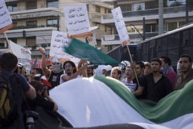 Izraelski atak wywołuje wściekłość społeczności palestyńskiej. Protesty w Grecji: 'Teraz zamknąć ambasady syjonistycznych morderców w Atenach' - krzyczą transparenty.
