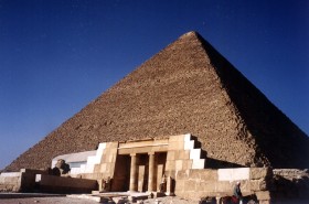 Dla ezoteryków piramidy w Gizie to jedno ze skupisk energii przepływającej wewnątrz naszej planety.
