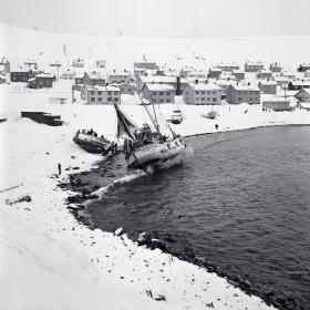 Kjollefjord, początek lat 60. Statek wyrzucony na brzeg.