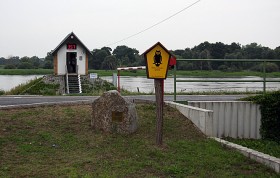 Ratzdorf, miejsce ujścia Nysy do Odry, na domku wodowskazu wyświetlany jest stan poziomu wody.