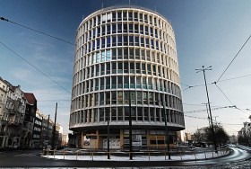 Podczas gdy w całej Polsce burzono tego typu realizacje „Okrąglak” zdobył inwestora i do końca 2010 roku zamieni się w centrum handlowo- konferencyjne.