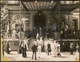 Turyści z biura Thomas Cook na werandzie luksusowego hotelu Shepheards, Kair lata 20. XX wieku.