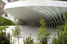 Oviedo – Pałac Wystaw i Kongresów. Jeszcze jeden projekt Santiago Calatrava. Oddany do użytku w 2011 roku, wydaje się najbardziej charakterystycznym budynkiem stolicy Księstwa Asturii. To przestrzeń ze wszech miar funkcjonalna – mieszczą się tutaj modułowe sale kongresowe, ogromne audytorium dla 2 tys. widzów, sale wystawowe, biura, hotel i centrum handlowe. W projekcie Calatrava chodziło o mieszaninę nowoczesności i współczesnych technologii – i taki efekt niewątpliwie udało się osiągnąć.