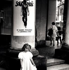 Słynny plakat „Solidarności” projektu Tomasza Sarneckiego. Gary Cooper w roli osamotnionego bojownika o wolność to naturalnie wybór nieprzypadkowy: reprezentował i intencje „Solidarności”, i drogę Polski do wolności.