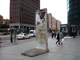 Fragmenty muru przeniesiono w wiele miejsc. Plac Poczdamski w Berlinie.