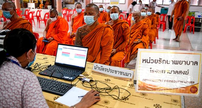 Szczepienia mnichów buddyjskich w Bangkoku