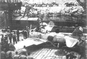 Zdobyczny A6M2 załadowany na barkę.