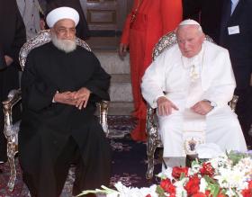 Jan Paweł II i syryjski mufti Ahmed Kaftaro spotkali się w meczecie w Damaszku 6 maja 2001 r.