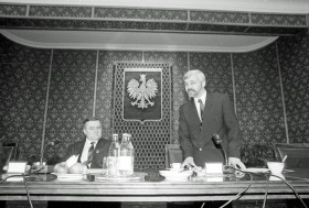 ... i jako premier podczas posiedzenia rządu w styczniu 1991 roku. Z lewej ówczesny prezydent Lech Wałęsa