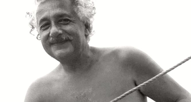 Albert Einstein żegluje po jeziorach w okolicach miejscowości Sarnac Lake w stanie Nowy Jork, sierpień 1945 r.