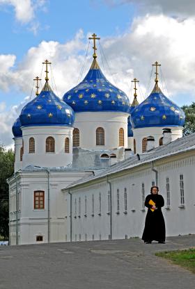W Rosji bolszewickiej Cerkiew była metodycznie niszczona, świątynie ograbiane i profanowane, duchowni i wierni zaś więzieni i zabijani. Później została poddana totalnej kontroli i inwigilacji.