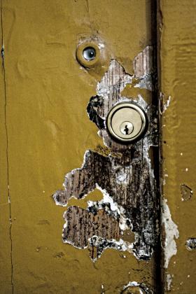 Kołchoz można wytropić po stopniu zniszczenia drzwi wokół zamka, obijanego codziennie przez klucze niezliczoną ilość razy.