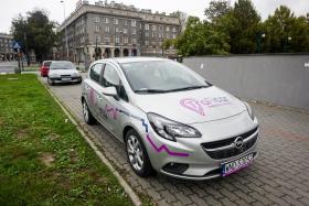 Samochód z działającej w Krakowie w ramach car-sharingu wypożyczalni Traficar