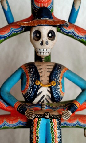 Inny meksykański motyw dnia zmarłych: indiański świecznik.