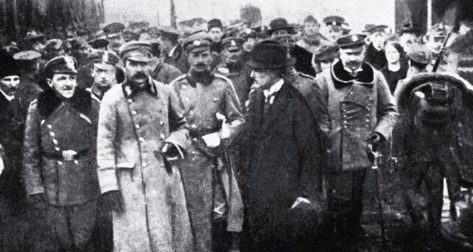 Powitanie Józefa Piłsudskiego, zwolnionego z więzienia w Magdeburgu, na Dworcu Wiedeńskim (Głównym) w Warszawie, 10 listopada 1918 r. (Według niektórych źródeł fotografia została zrobiona w innej sytuacji, 12 grudnia 1916 r.).