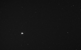 To jest... Ziemia z Księżycem widziana z odległości 183 milionów km. Zdjęcie zostało wykonane 6 maja 2010 roku przez sondę Messenger wysłaną przez NASA w kierunku Merkurego 5 lat temu. Dopiero teraz widać, jaką Ziemia jest drobiną w kosmosie.
