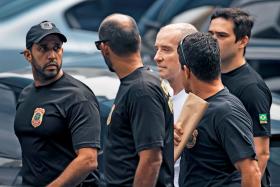 Eike Batista (w białym T-shircie) eskortowany przez policję federalną, 31 stycznia 2017 r.