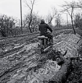 Bardziej dostępne były motocykle, skutery, motorowery. Na fot. enerdowska emzetka w okolicach Hrubieszowa, 1973 r.