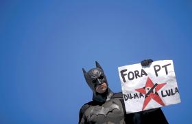 Brazylijski Batman walczy z państwem grzechu: wzywa do wypędzenia obecnej prezydent Dilmy Rousseff, a nawet byłego prezydenta Luli.