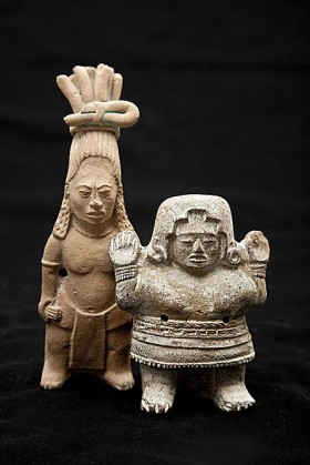 Figurki majańskich arystokratów z wyspy Jaina w Meksyku. Dostrzegamy szczegóły wyglądu i stroju, np. wydłużoną na kształt kukurydzy czaszkę mężczyzny, ozdobny mostek nakładany na nos, schodkową fryzurę kobiety, a nawet elementy splotu tkaniny.