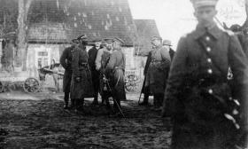 Litwa, kwiecień 1919. Grupa żołnierzy na krótko przed zajęciem Wilna.