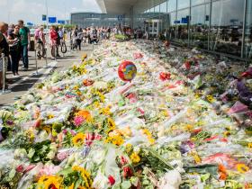 Przed lotniskiem Schiphol w Amsterdamie ludzie układali kwiaty w intencji ofiar katastrofy.