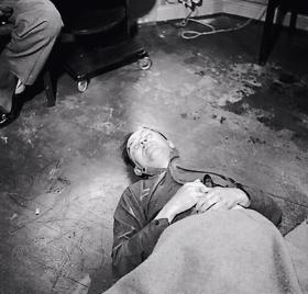 Ciało Himmlera po jego samobójstwie w obozie brytyjskim pod Lüneburgiem, 1945 r.