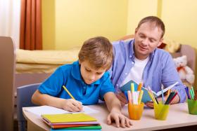 Edukacja domowa polega na tym, że rodzice biorą na siebie obowiązek zapewnienia warunków do edukacji własnym dzieciom, a najczęściej nauczają je samodzielnie.