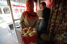 Samsa, tradycyjne pierożki z baraniną i owczym tłuszczem, jak wiele innych ujgurskich potraw wypiekane w piecach bez użycia wody.