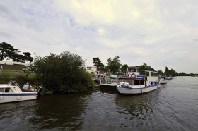Do Hampton Court można na wystawę przejść pieszo wzdłuż malowniczego brzegu Tamizy. Można też dopłynąć którymś z małych stateczków wycieczkowych.