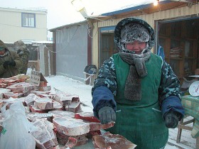 W styczniu i lutym, w największe mrozy, wraz z temperaturą spaść może też cena bardzo lubianej w Jakucji źrebięciny. Handlarze marzną nie na żarty, toteż spuszczają z 450 do 350 rubli (ok. 35 zł) za kilogram.