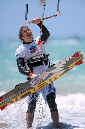 23-letni Victor Borsuk, mistrz Polski w kitesurfingu na Fuerteventurze.