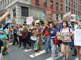 Do protestujących przeciw nadużyciom Wall Street przyłączyli się walczący z dyskryminacją rasową i seksualną oraz feministki.