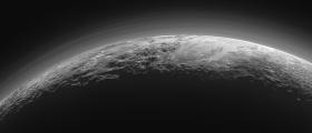 15 minut od najbliższego przejścia New Horizons obok Plutona (w odległości 12,5 tys. km), które miało miejsce 14 lipca tego roku. Centralny obszar to płaskowyż o nazwie Sputnik Planum. Z lewej jest ograniczony 3,5-kilometrowym szczytem Norgay Montes, z prawej – lodowcem.