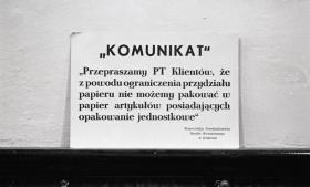 Napis na drzwiach sklepu w Krakowie, 1981 r.