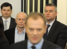 Główny doradca premiera, Igor Ostachowicz (pierwszy z lewej). Zawsze w cieniu Donalda Tuska, nigdy nie wypowiada się publicznie.