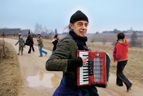 Teatr Węgajty kontynuuje tradycję wielkanocnego chodzenia z „allelujką” po wsiach. Na zdjęciu: Wacław Sobaszek z Węgajt.