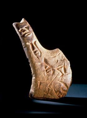 Narzędzie z motywem ludzkich twarzy wyrzeźbione przez Paleoeskimosa z Alaski, ok. 1000 r.p.n.e.